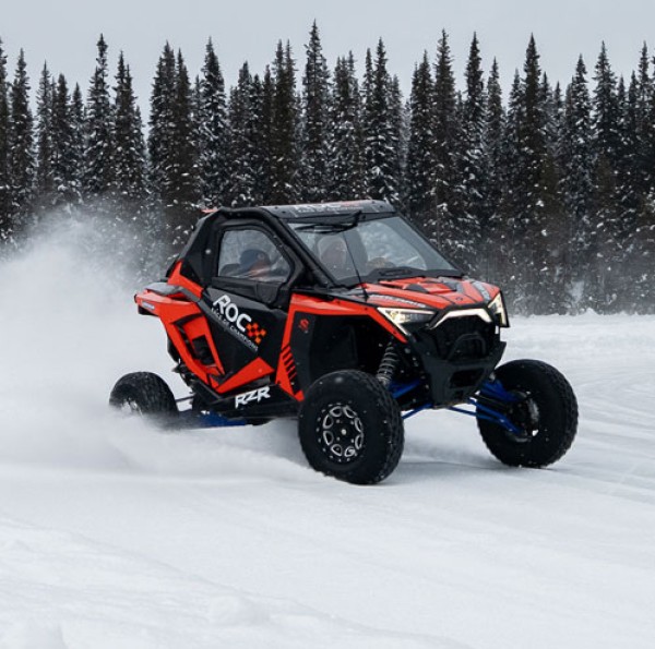 Polaris RZR buggy driftend op het ijs in Zweden