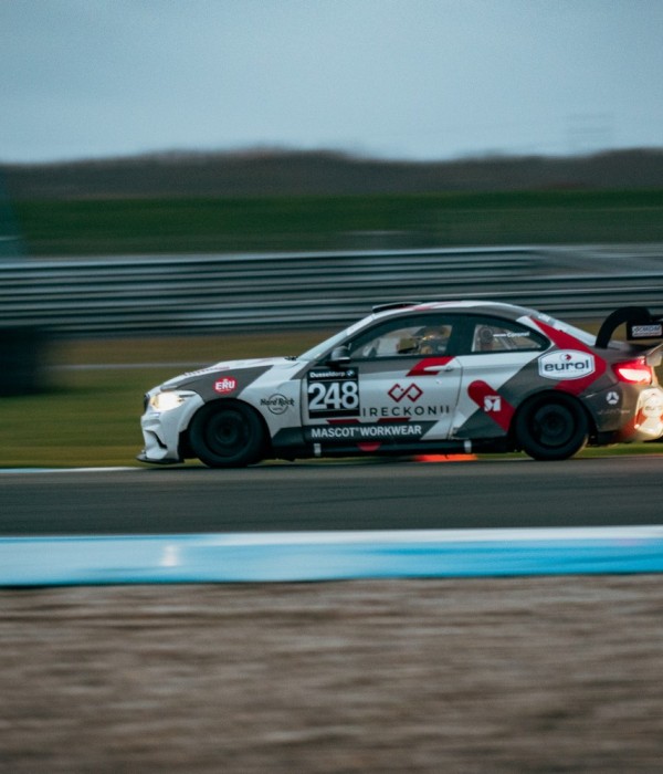Finishvlag in het donker tijdens Into The Dark op TT Circuit Assen