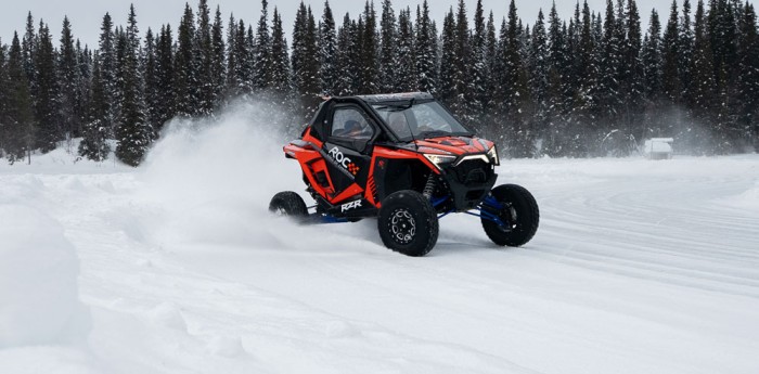 Polaris RZR buggy driftend op het ijs in Zweden
