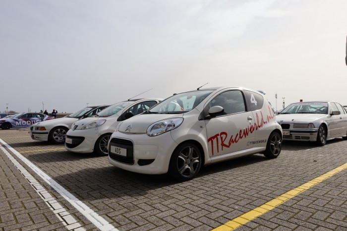 Vloot met raceautos klaar voor verhuur op het circuit