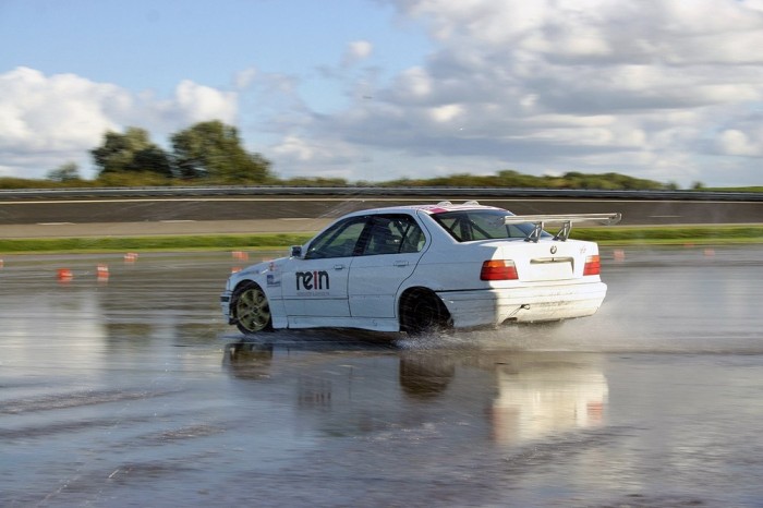 Foto van driftende autos op het circuit