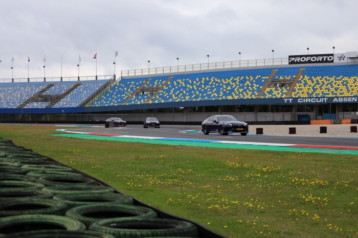 Foto: Rijden met je eigen auto op het tt circuit als bedrijfsincentive