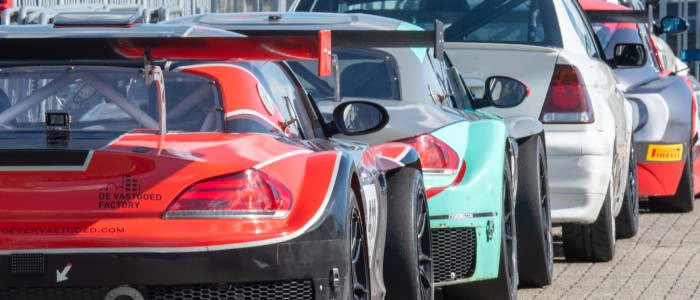 Decoratieve afbeelding met raceauto's op het TT Circuit