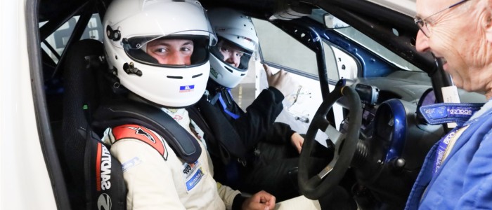 Decoratieve afbeelding met raceauto's op het TT Circuit