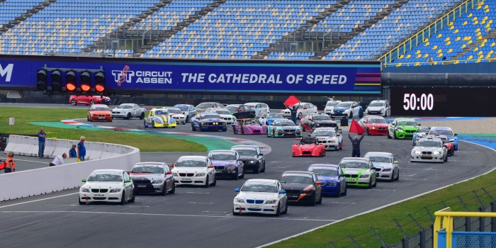 Decoratieve afbeelding met raceauto's op het TT Circuit