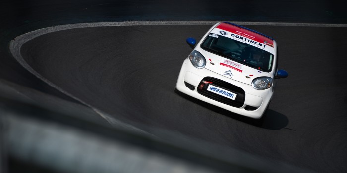 PTC racing cup auto in actie op het circuit