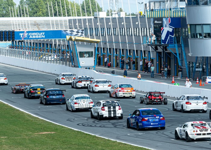 Decoratieve achtergrond afbeelding met raceauto's op het TT Circuit Assen