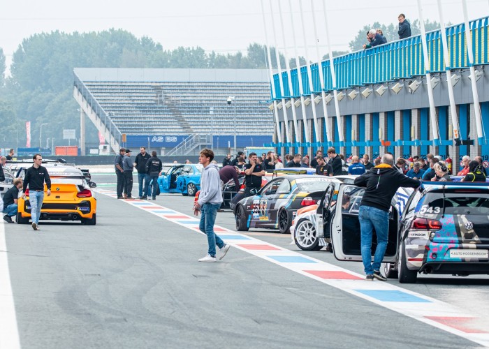 Decoratieve achtergrond met rijders in een raceauto